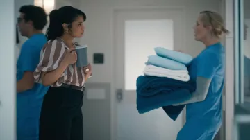 Haut à épaules gonflé à rayures Nordstrom porté par Lucia (Susan Kelechi Watson) tel que vu dans High Potential (S02E16)
