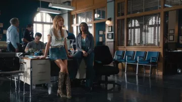 Sam Edelman Sylvia Boots en oliva/multitela llevadas por Morgan Gillory (Kaitlin Olson) como se ve en High Potential (S02E16)