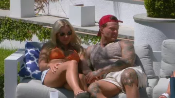Set de bikini con estampado de quadrychs naranja Shein llevado por Vicki Turner tal y como se ve en Geordie Shore (S26E10)