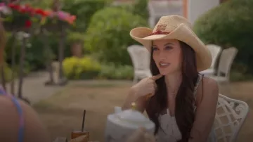 Miu Miu Beige/bordeaux de chapeau en rafhie porté par Rosie Fortescue) tel qu’on le voit dans Beyond Chelsea (S02E01)