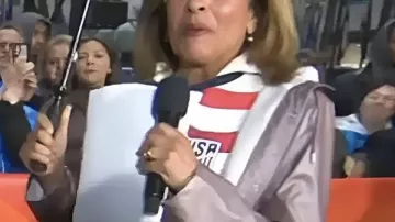 Chaqueta impermeable morada de The Today Show 2026 Hoda Kotb