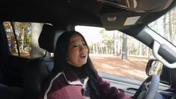 Pull Sherpa ample à fermeture arrière porté par Sherry Cola tel que vu dans Wild Vacation Rentals (S01E01)