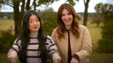 Veste courte Uniqlo zippée portée par D’Arcy Carden, vue dans Wild Vacation Rentals (S01E01)