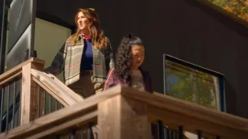 Veste Boîte Scotch & Soda portée par D’Arcy Carden, vue dans Wild Vacation Rentals (S01E02)