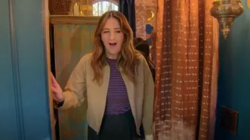Rayure Chaser Moonlight à manches longues portée par D’Arcy Carden, vue dans Wild Vacation Rentals (S01E02)