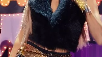 Chaleco de piel sintética que lleva Miley Cyrus en Hannah Montana 20th Anniversary Special | Tráiler oficial | Disney+ Reino Unido