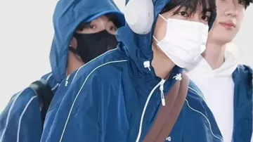 BTS mantienen la chaqueta de natación en el vídeo oficial de actuación 'SWIM' de BTS (방탄소년단)