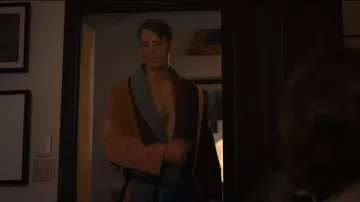 Paul Smith Artista de túnicas masculinas para todo el cuerpo Roba llevada por Robert (Joel Kinnaman) como se ve en Imperfect Women (S01E03)