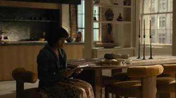 Veste en jean à capuche courte Alaïa portée par Eleanor (Kerry Washington) telle que vue dans Imperfect Women (S01E03)