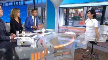 Michael Kors vestido midi de punto elástico y botón de punto elástico llevado por Vicky Nguyen, tal como se ve en Today el 25 de marzo de 2026