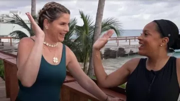 Jane Win Lucky Half of My Heart colgante que lleva Jenna Bush Hager y se ve en Today with Jenna & Sheinelle el 26 de marzo de 2026