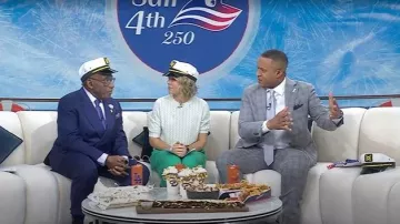 Pantalon à jambes larges Me+Em Fluid Micro Pleat porté par Dylan Dreyer tel que vu dans aujourd’hui, le 26 mars 2026