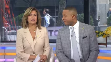 Chaqueta Dickey Battista de Veronica Beard llevada por Hoda Kotb vista en Today el 26 de marzo de 2026