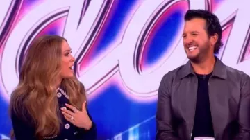 Ensemble Elliatt Melody Jacquard Top & Jupe porté par Carrie Underwood tel que vu dans The View le 25 mars 2026