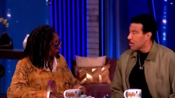 Camisa de trabajo Magnolia Pearl Tiger Lily Adison usada por Whoopi Goldberg, vista en The View el 25 de marzo de 2026