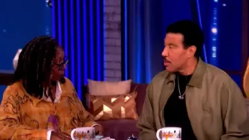 Chaqueta de ante Prada llevada por Lionel Richie vista en The View el 25 de marzo de 2026