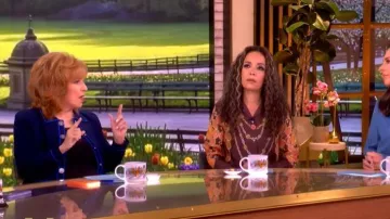 El cárdigan L'Agence Tala llevado por Joy Behar visto en The View el 25 de marzo de 2026