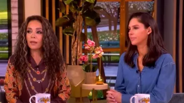 Camisa vaquera Timothy Crop Twist Twist Button-Shirt de Veronica Beard usada por Abby Huntsman, vista en The View el 25 de marzo de 2026