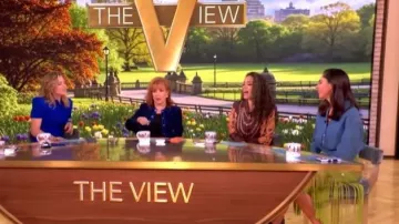 Jupe en maille frangée Sandro portée par Abby Huntsman, vue dans The View le 25 mars 2026