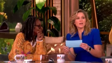 Vestido de punto de crepe Scanlan con cuello de manga fruncida y punto de Scanlan llevado por Sara Haines, tal como se ve en The View el 25 de marzo de 2026
