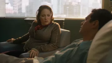Cárdigan de lana Tory Burch llevado por Angie Polaski (Erika Christensen) como se ve en Will Trent (S04E12)