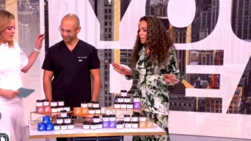 Jupe Proenza Schouler Joelle en soie mixte imprimée portée par Sunny Hostin, telle que vue dans The View le 26 mars 2026