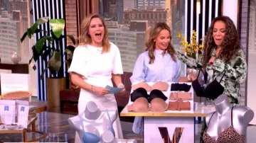 Falda Midi de punto Cazian de Veronica Beard llevada por Sara Haines tal y como se ve en The View el 26 de marzo de 2026