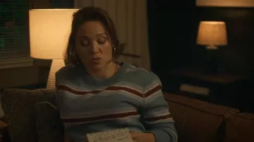 Jersey de novio de cachemir de la Reforma llevado por Angie Polaski (Erika Christensen) como se ve en Will Trent (S04E12)