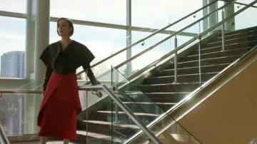 Falda Midi asimétrica en capas Tory Bruch llevada por Zoe Lister Jones, vista en Will Trent (S04E12)
