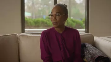 Chemisier fleuri en soie Gucci porté par Amanda Wagner (Sonja Sohn) tel que vu dans Will Trent (S04E12)