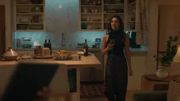 Pantalones de satén de pierna ancha de pierna ancha de Stella McCartney Múltiples animales llevados por Marion Alba (Gina Rodriguez) como se ve en Will Trent (S04E12)