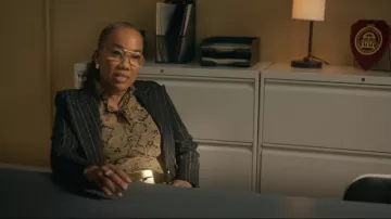 Ceinture en vache oversize Gucci AW1996 portée par Amanda Wagner (Sonja Sohn) telle que vue dans Will Trent (S04E12)