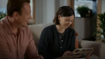 Cardigan en tricot torsadé Doen Emery porté par Alice (Lukita Maxwell) tel que vu dans Shrinking (S03E08)