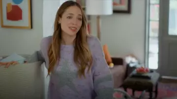BDG Stella Star Pull Oversize Graphic porté par (Claudia Sulewski) tel que vu dans Shrinking (S03E08)