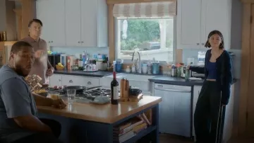 Pantalones Julien de la Reforma usados por Alice (Lukita Maxwell) como se ve en Shrinking (S03E08)