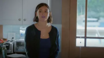 Cárdigan de la Cuadrilla Clara Cashmere de la Reforma llevado por Alice (Lukita Maxwell) como se ve en Shrinking (S03E08)