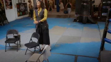 Chaleco con cinturón de lentejuelas Ulla Johnson Twyla llevado por Gaby (Jessica Williams) como se ve en Shrinking (S03E08)