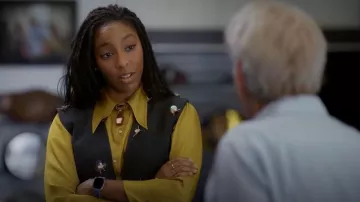Broche portail La DoubleJ portée par Gaby (Jessica Williams) comme vu dans Shrinking (S03E08)
