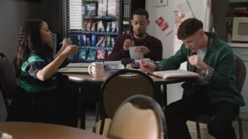 Old Navy SoSoft pull à manches bouffantes courtes porté par Janine Teagues (Quinta Brunson) tel que vu dans Abbott Elementary (S05E17)