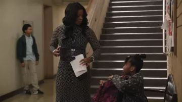 Vestido Midi de malla transparente verde Dries Van Noten que lleva Ava Coleman (Janelle James) tal como se ve en Abbott Elementary (S05E17)