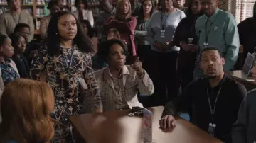 Théorie Veste militaire en tweed portée par Barbara Howard (Sheryl Lee Ralph) telle que vue dans Abbott Elementary (S05E17)