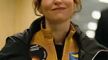 Project Hail Mary 2026 Milana Vayntrub Black Jacket worn by Olesya Ilyukhina (Milana Vayntrub) in Project Hail Mary