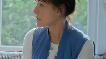 Christa Miller Shrinking S03 Gilet multicolore porté par Liz (Christa Miller) dans Shrinking