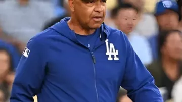 Dave Roberts Los Angeles Dodgers con capucha azul