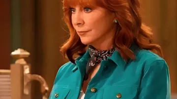 Chaqueta de ante azul verdoso de Happys Place S02 Reba McEntire usada por Bobbie (Reba McEntire) tal como se ve en Happy's Place