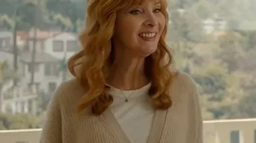 Le Cardigan Lisa Kudrow du Comeback 2026 porté par Valerie Cherish (Lisa Kudrow) tel que vu dans The Comeback