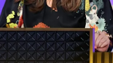 Chemisier à manches plissées porté par Self (Drew Barrymore) dans Hollywood Squares