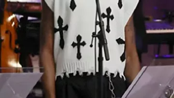 Chaleco de jersey con estampado cruzado que lleva Kwäday Dän Tsʼìnchi en The Voice