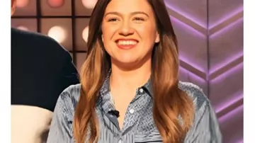 The Kelly Clarkson Show 2026 Kelly Clarkson Stripe Satin Shirt porté par l’animatrice autonome (Kelly Clarkson) dans The Kelly Clarkson Show (S06)