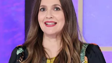 Hollywood Squares S2 Chemisier à manches plissées Drew Barrymore porté par (Drew Barrymore) à Hollywood Squares (S06)